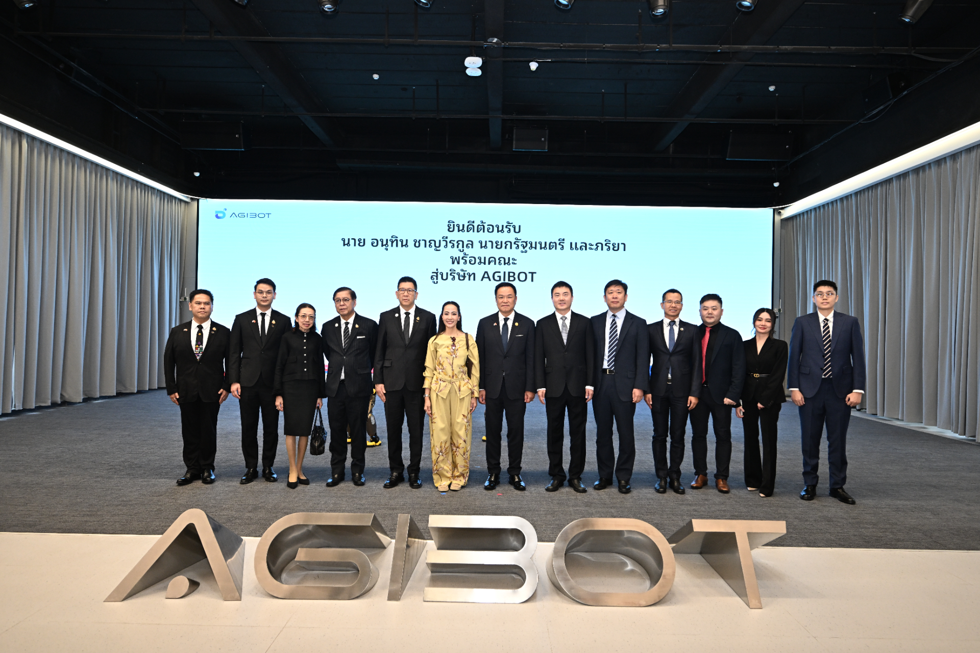 泰国总理阿努廷莅临贝博BB艾弗森考察交流，点赞中国具身智能！